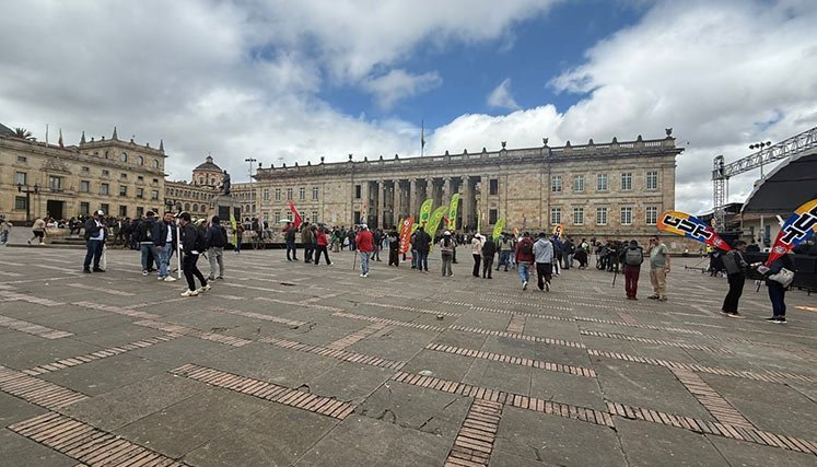Fracasó la convocatoria de Petro al plantón en la Plaza de Bolívar para defender su polémica consulta popular
