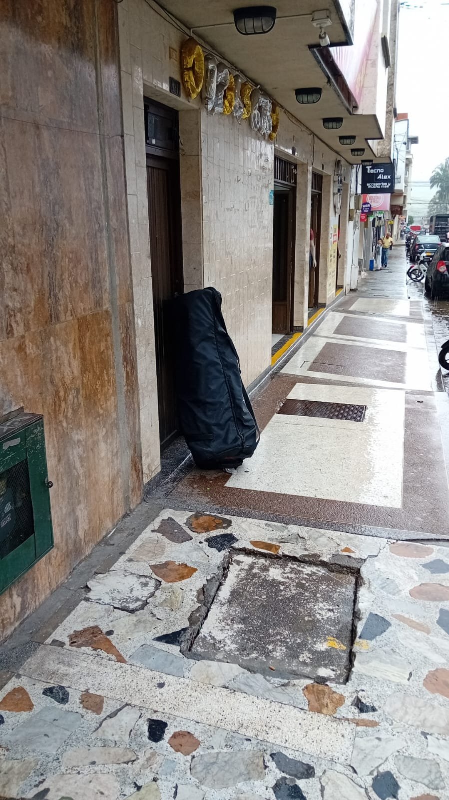 Alerta en Caicedonia por hallazgo de maleta sospechosa cerca de la Alcaldía