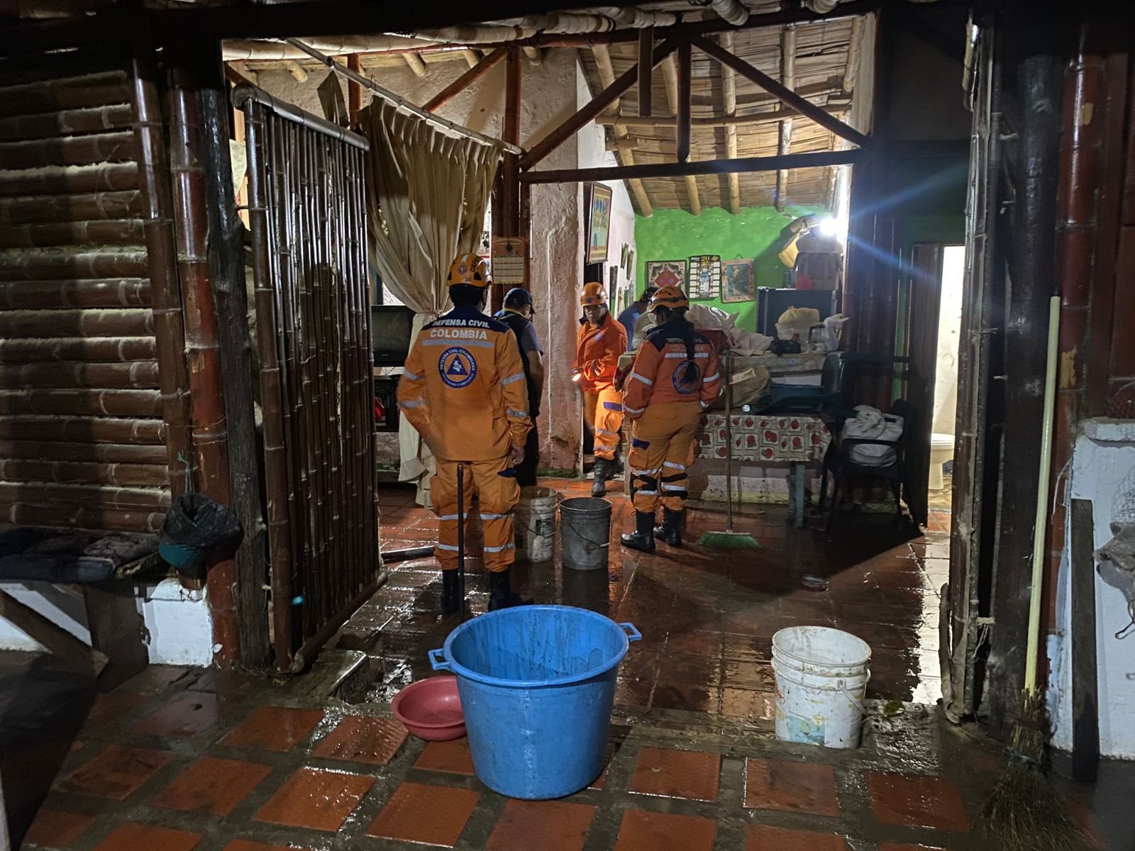 LA ADMINISTRACIÓN MUNICIPAL ATIENDE EMERGENCIA EN ZONA RURAL DE BUGA TRAS FUERTE AGUACERO