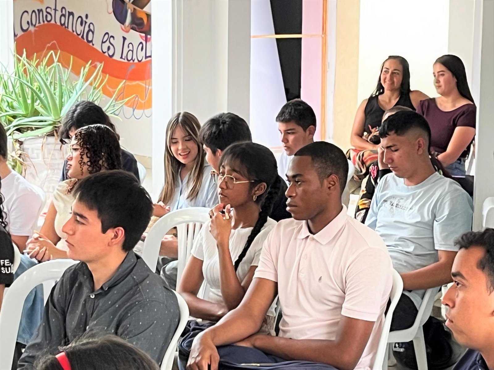 Jóvenes bugueños participaron en el primer foro juvenil “con vos cambia todo”