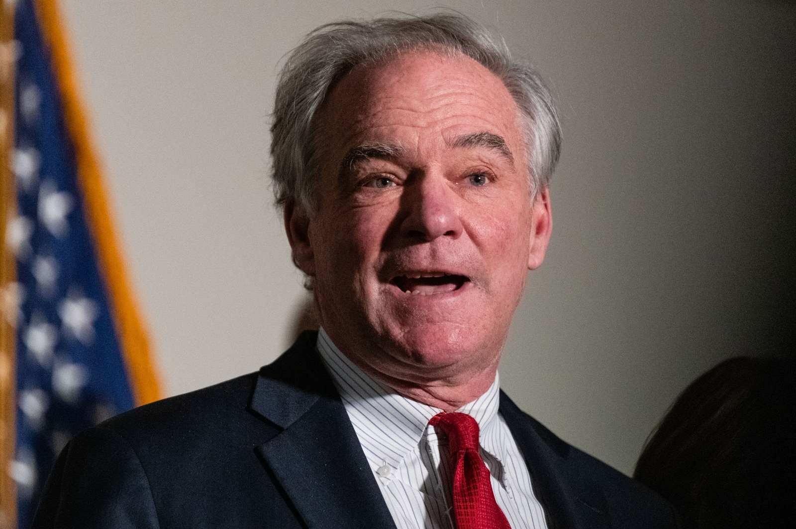 El Senador demócrata Tim Kaine introduce un proyecto de ley para limitar los poderes de guerra del presidente Trump