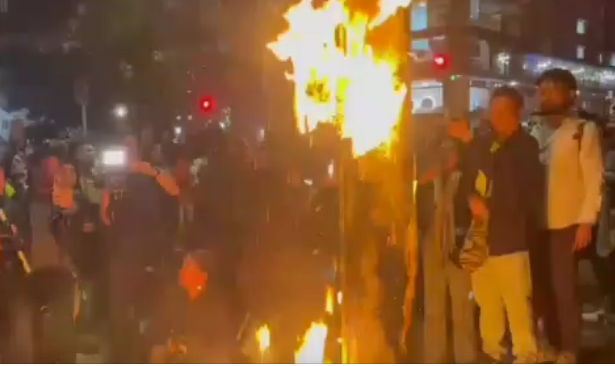 En Bogotá, manifestantes realizan la quema de llantas