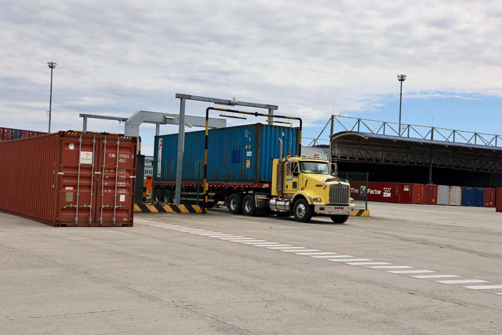 Mintransporte anuncia mesa técnica para reducir tiempos de contenedores vacíos en puertos colombianos.