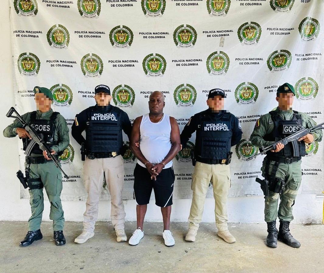 Mediante Notificación Roja de INTERPOL, era solicitado por Tráfico ilícito de estupefacientes, quién valiéndose como lanchero sacaba droga a otros países de América