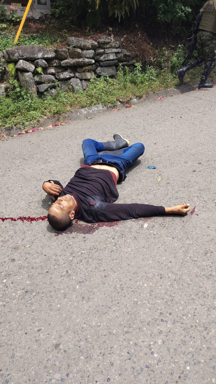 Muerte de Danilo Mejía en Buga enfrenta versiones de su familia y del EjércitoBuga, Valle del Cauca – 16 de septiembre de 2025. La muerte de Danilo Mejía en zona rural de Buga ha generado controversia entre la versión entregada por sus familiares y el comunicado oficial del Ejército Nacional.Denuncia de la familiaEn un testimonio público, la familia de Danilo Mejía denunció que el joven habría sido asesinado por tropas del Batallón de Artillería N.º 3 Palacé y que posteriormente se intentó presentar el hecho como una baja en combate.Según su relato, cuando llegaron al lugar encontraron el área acordonada, no se les permitió ver el cuerpo y varios familiares fueron retenidos y amenazados por uniformados. “Hoy estamos de luto: otro posible falso positivo. Pedimos justicia, protección y acompañamiento de organizaciones de derechos humanos”, señalaron.Versión oficial del EjércitoPor su parte, el Comando de la Tercera Brigada, unidad de la Tercera División del Ejército Nacional, informó que el 16 de septiembre de 2025, en desarrollo de operaciones militares, unidades motorizadas del Batallón Palacé adelantaban una maniobra para interceptar a sujetos que habrían hurtado una camioneta en el municipio de Guadalajara de Buga.De acuerdo con el comunicado:Al llegar al punto, los presuntos responsables intentaron huir lanzando el vehículo contra los soldados, lo que derivó en un enfrentamiento armado con supuestos integrantes del GAO-r Estructura Adán Izquierdo, en el corregimiento La Magdalena.En los hechos murió el soldado profesional Juan David Arrieta Vargas, mientras que el soldado Hernán Escué Casamachín resultó herido y fue trasladado a un centro asistencial.También se reportó la muerte en combate de un presunto integrante de la estructura criminal y la recuperación de material de guerra.El Ejército expresó condolencias a la familia del soldado Arrieta y aseguró que activó los protocolos de investigación junto a la Policía Nacional y la Fiscalía.Exigencia de esclarecimientoLas versiones contrastadas abren un nuevo debate sobre posibles violaciones a los derechos humanos en medio de operaciones militares. Mientras la familia insiste en que se trató de una ejecución extrajudicial, el Ejército sostiene que fue un combate legítimo en el marco de una operación contra un grupo armado.
