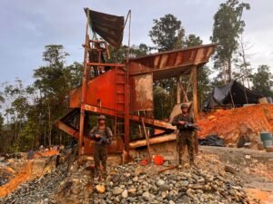 ARMADA DE COLOMBIA DESTRUYE E INHABILITA MAQUINARIA DE MINERÍA ILEGAL